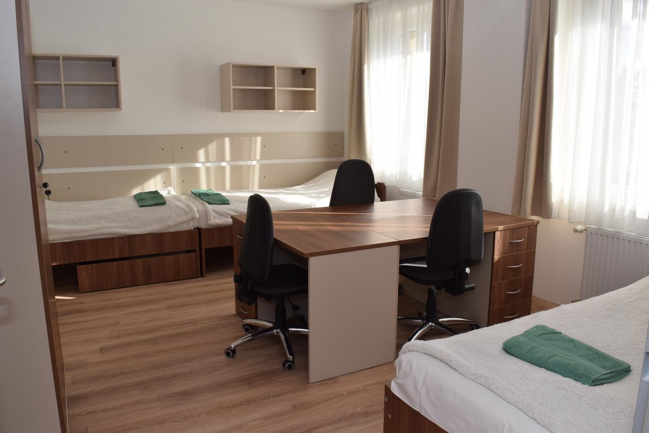 Marothi Kollegium Hostel Debrecen Exterior photo